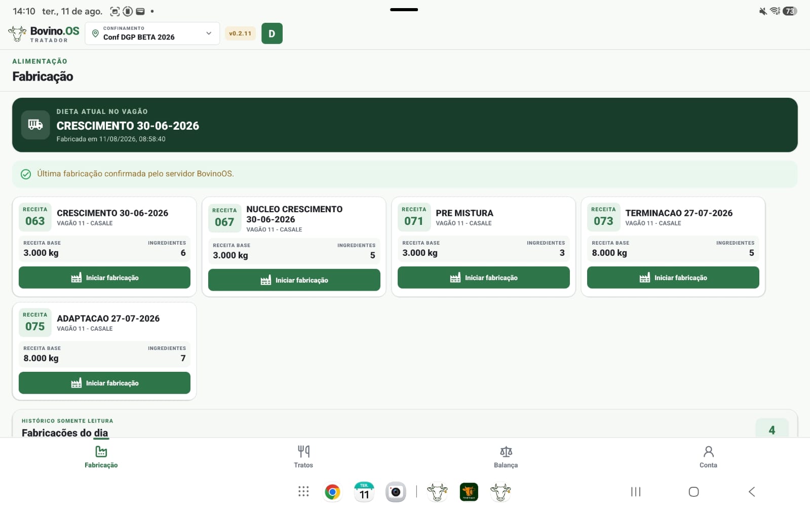 Tela de Fabricação do Bovino.OS Trator em tablet, com cartões de receitas por vagão, receita base em quilos, número de ingredientes e confirmação da última fabricação.
